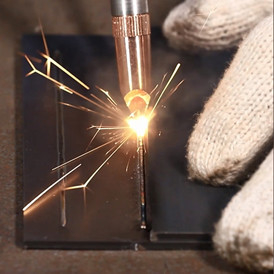 آلة لحام الليزر المحمولة للزجاجة المائية 1000W 1500W 2000W