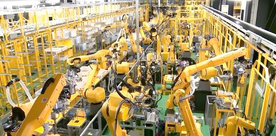 جهاز FANUC الروبوتي لقطع الليزر بالألياف مع تكنولوجيا CRX Cobot التعاونية للقطع المعدني الثلاثي الأبعاد التلقائي في ورش العمل الصغيرة